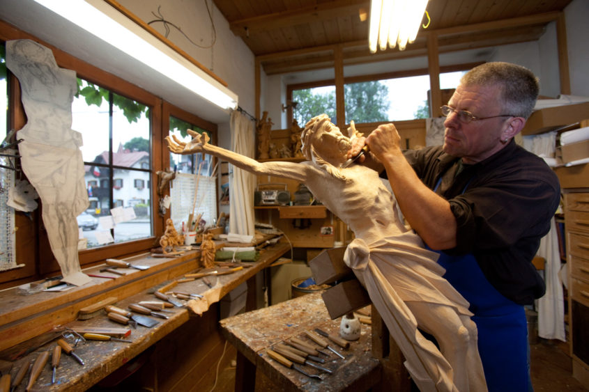 naturpark-amergauer-alpen-handwerk-erleben-schnitzerei-tobias-hoiten