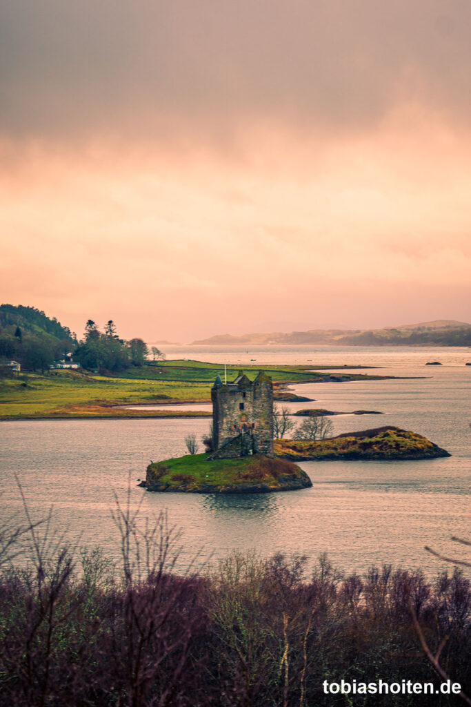 schottland-roadtrip-castle-stalker-tobias-hoiten